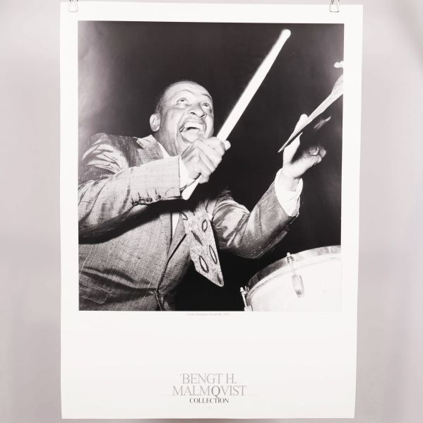 Svartvit poster med jazztrummis i full energi