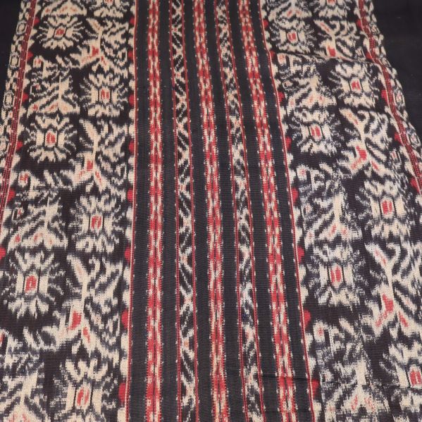Närbild på sjalens mittparti med traditionellt motiv