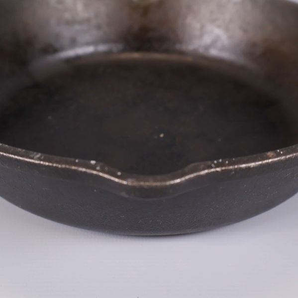 Närbild på en av hällpiparna vid kanten på stekpannan