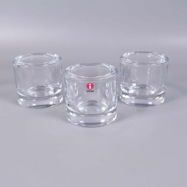 Tre cylinderformade ljushållare i klart glas, en med Iittala-märke