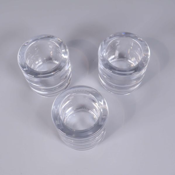 Tre ljushållare i glas fotograferade ovanifrån