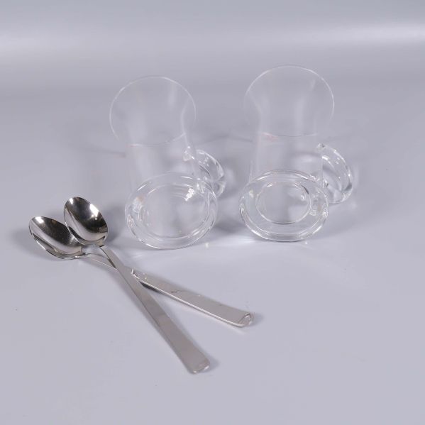 Två glas liggande med skedar intill