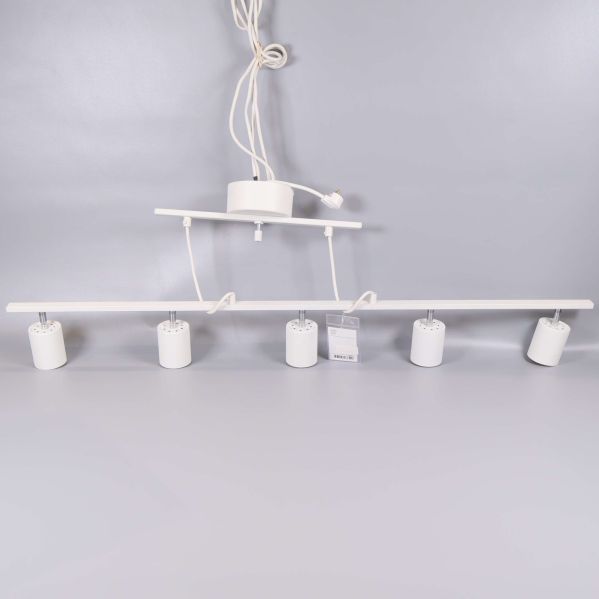 Vit taklampa med fem spotlights och sladd