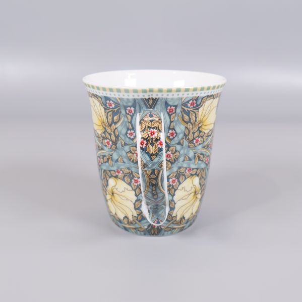 Baksidan av mugg med blågult William Morris-mönster
