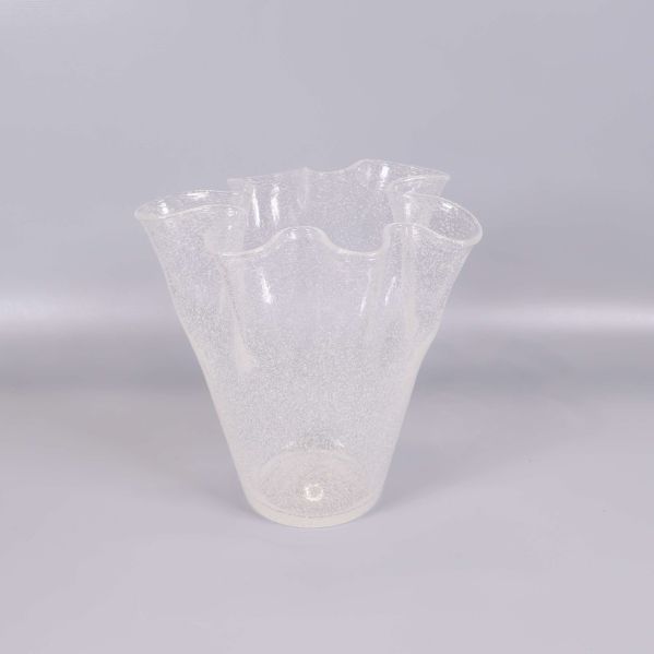Genomskinlig vas i glas med bubblig struktur på ljus bakgrund