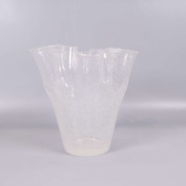 Bubblig glasvas sedd framifrån med mjuka vågiga kanter