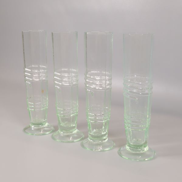 Fyra ljusgröna glas med dekorativt mönster i sned vinkel