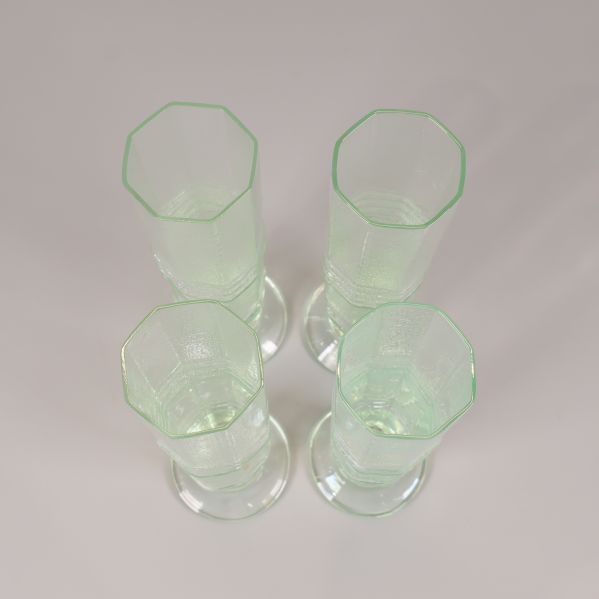 Vy uppifrån på fyra glas med åttakantig öppning