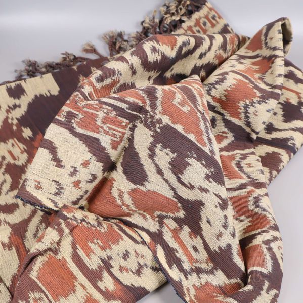 Textilen utbredd i draperad form med tydlig färgskala