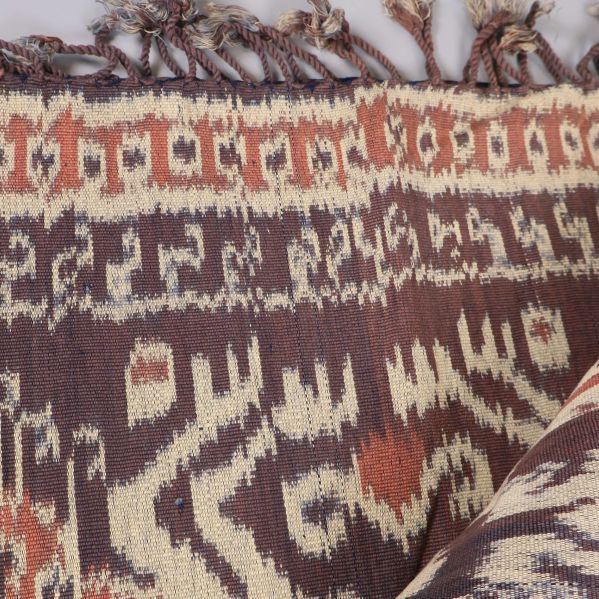 Detaljbild av frans och vävstruktur i textilen
