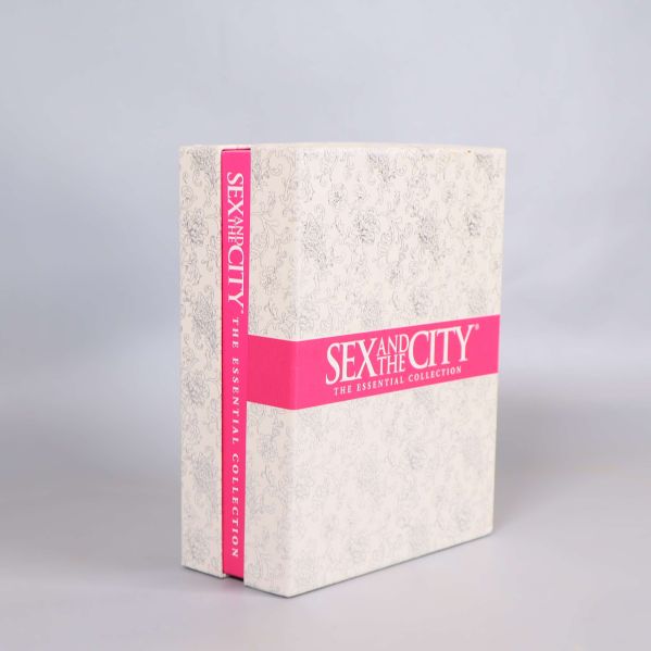 Sex and the City box med mönstrad vit design och rosa band