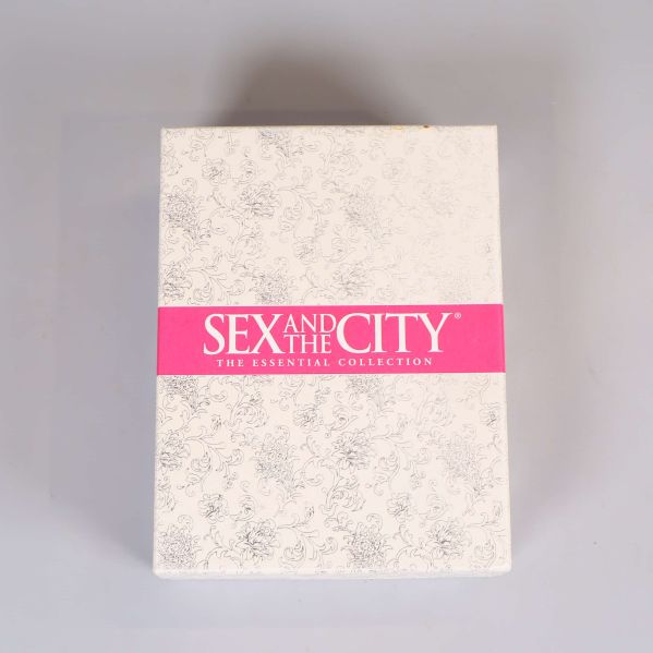 Sex and the City box sedd ovanifrån med floral mönster