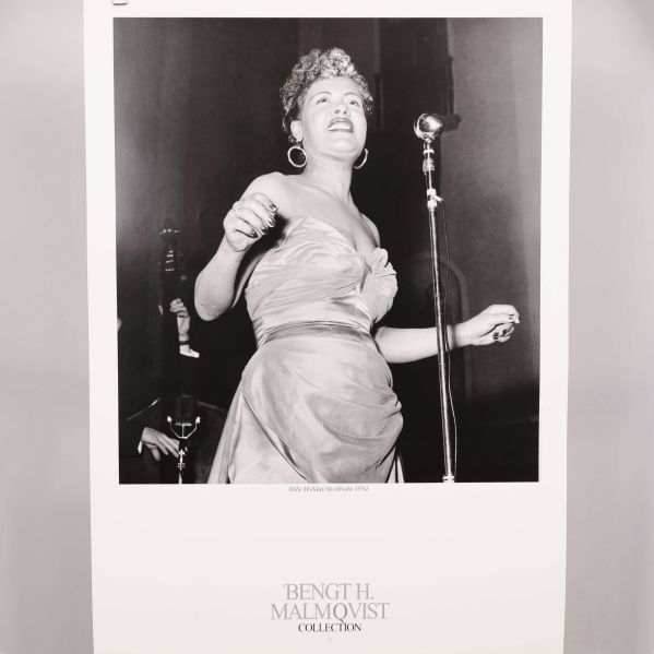 Poster med Billie Holiday som sjunger vid mikrofon