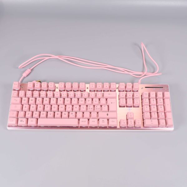 Gamingtangentbord sett ovanifrån med rosa USB-kabel