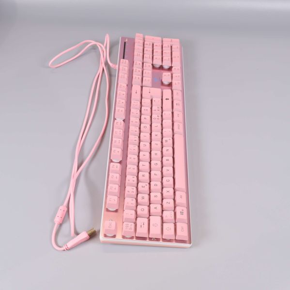Vinklad vy av rosa tangentbord med USB-kabel