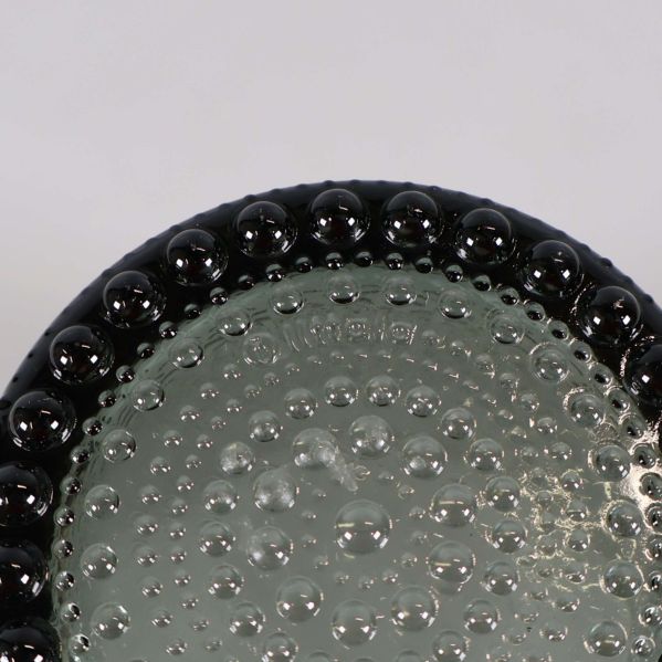 Närbild av botten med Iittala-ingravering