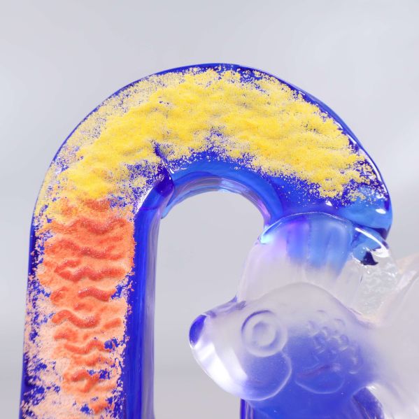 Närbild på glasfiskens texturerade gula färgdetaljer
