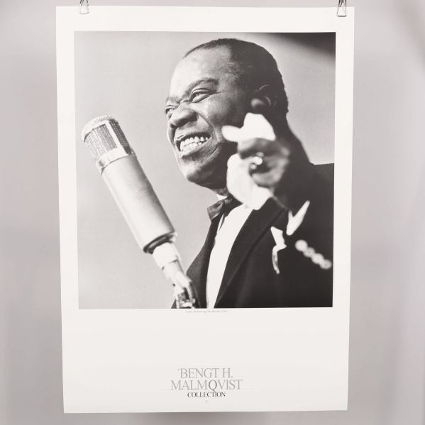 Svartvit poster med jazztolkare framför mikrofon