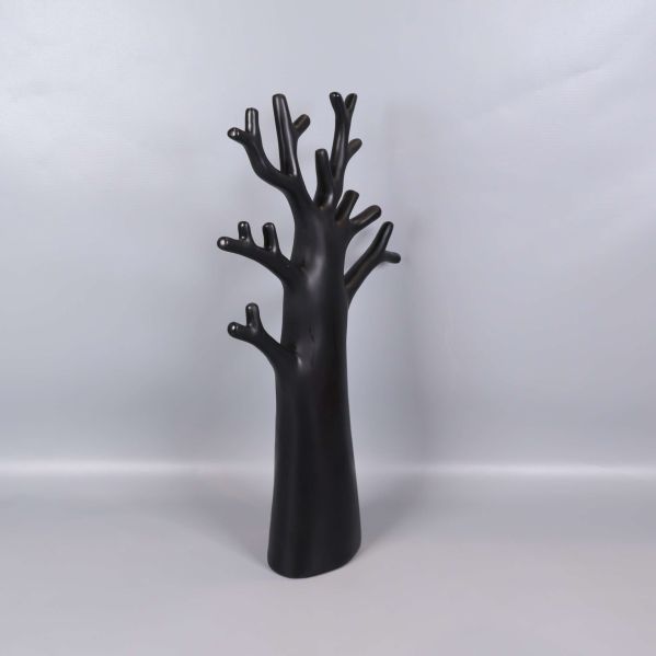 Svart trädfigur från sidan mot ljus bakgrund