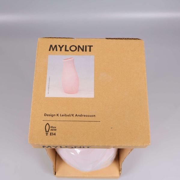 Ovansidan av MYLONIT-förpackning med bild på vas