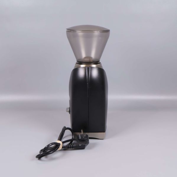 Kaffekvarn sedd bakifrån med elsladd synlig