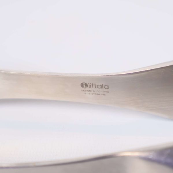 Närbild på Iittala-logotyp på insidan av metallstång