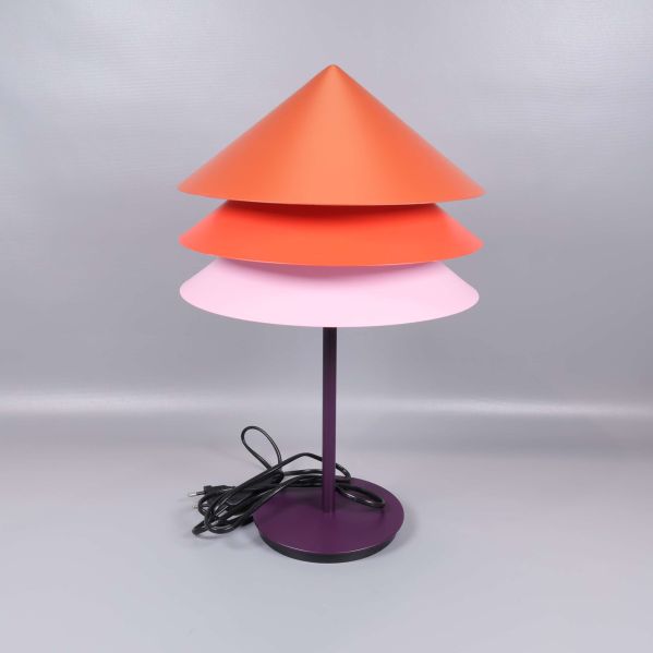 Lampa med tre konformade skärmar i orange, rött och rosa