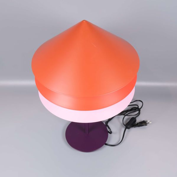 Bordslampa sedd ovanifrån, visar skärmarnas form och färg