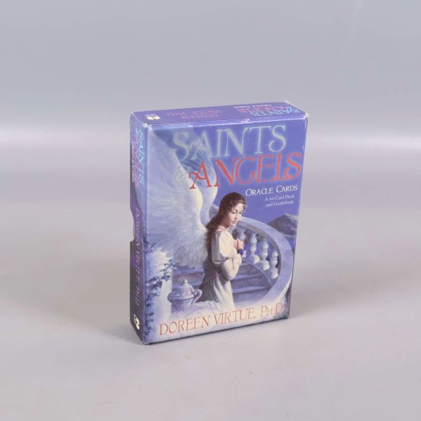 Framsidan av Saints & Angels orakelkortask med änglamotiv