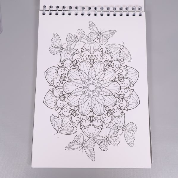 Uppslag med mandala och fjärilar att färglägga