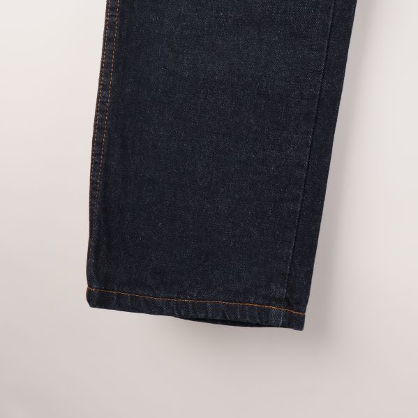 Nederdel av mörkblå jeansben