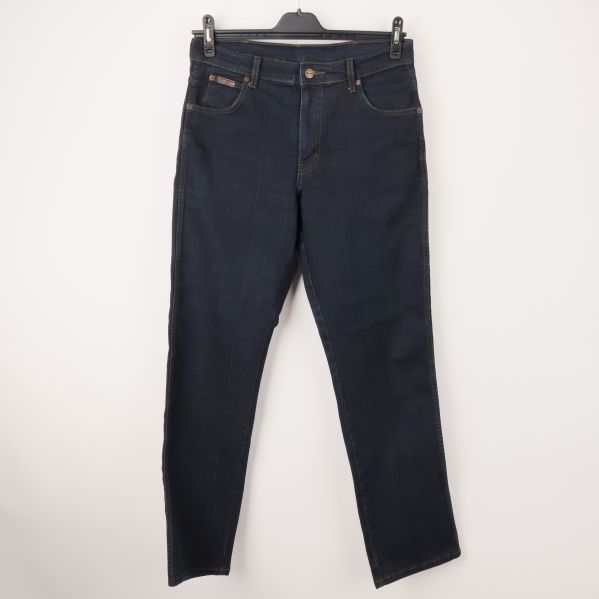 Framifrån vy av mörka Wrangler jeans