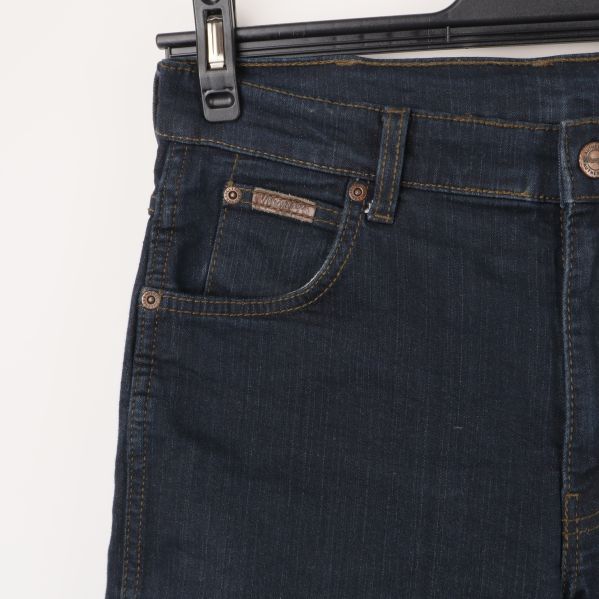 Närbild på fickdetalj av Wrangler jeans