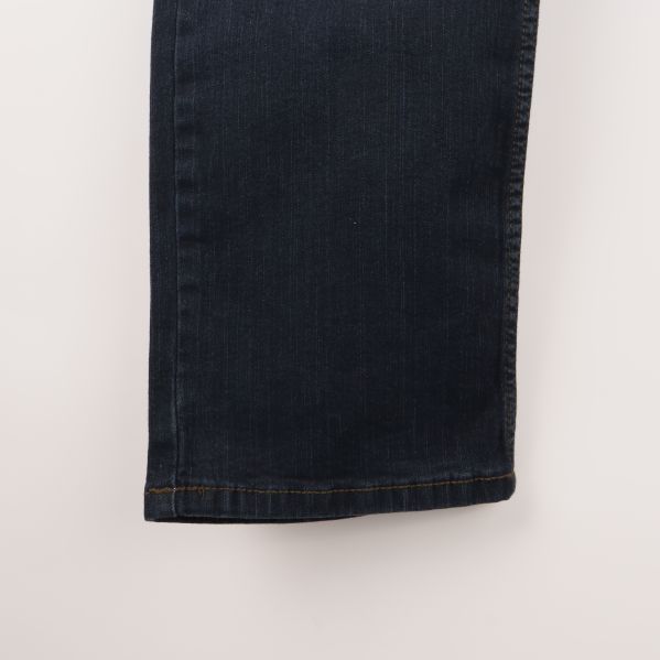 Närbild av nederkant av Wrangler jeans