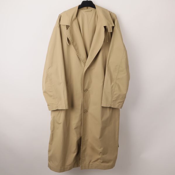 Beige Trenchcoat med huva hängande