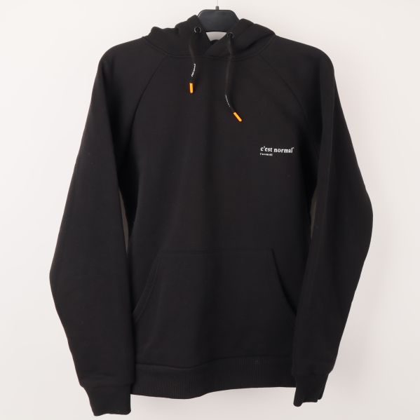 Observera huvtröjan framifrån med textdetalj