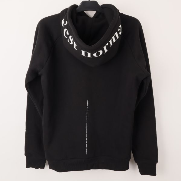 Svart huvtröja sedd bakifrån med luva