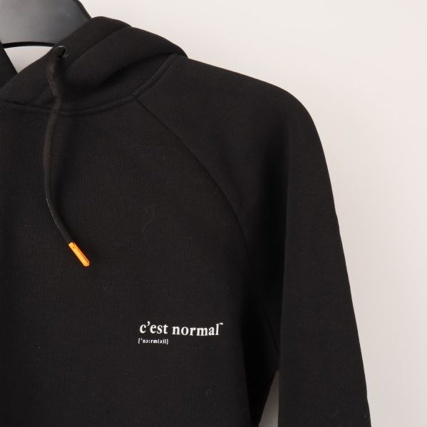 Närbild av luvans text och snören