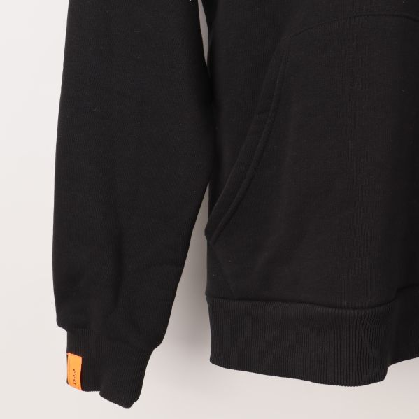 Närbild av huvtröjans ficka och ärm