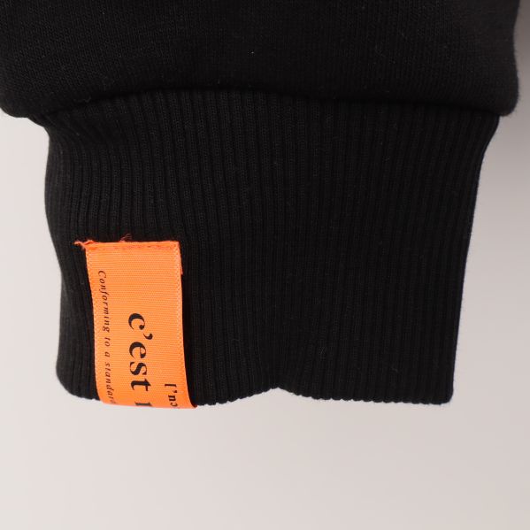 Närbild av etikett vid ärmslutet