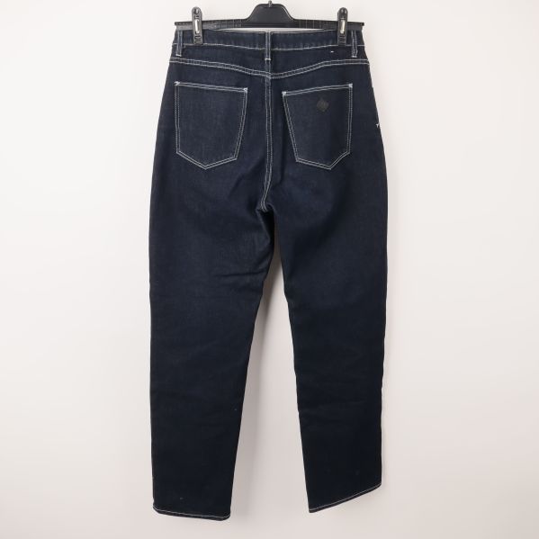 Baksidan av mörka jeans med två bakfickor