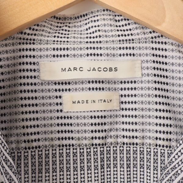 Marc Jacobs märke och etikett inuti skjortan
