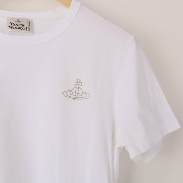 Framsidan av T-shirt med logga