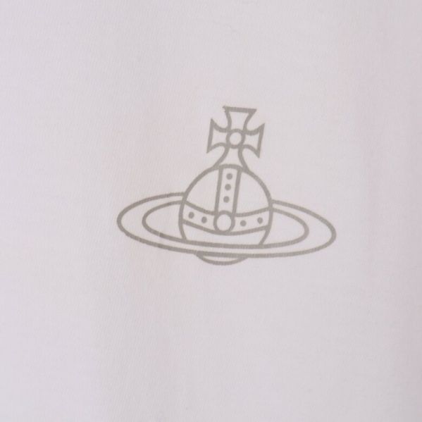 T-shirt med elegant logotyp på bröstet