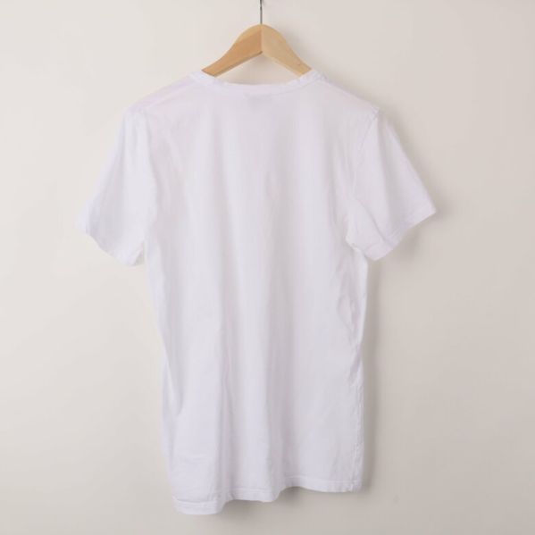 Baksidan av vit T-shirt