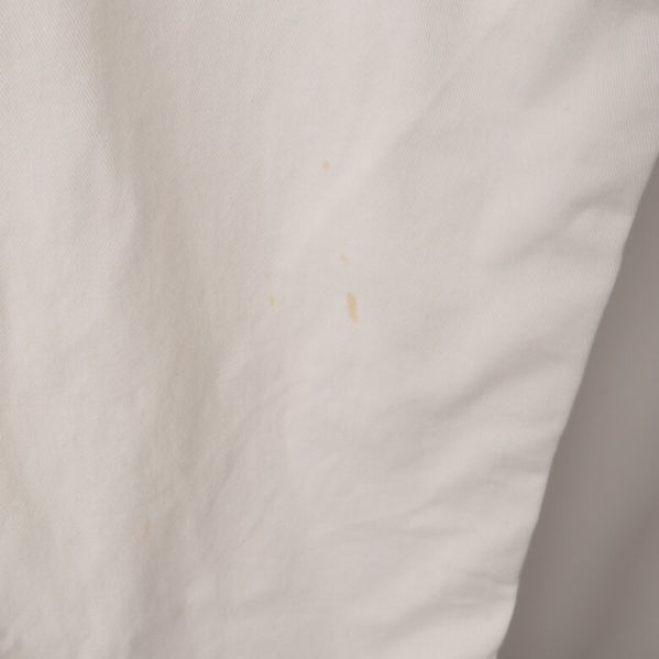 Vita jeans med en liten fläck