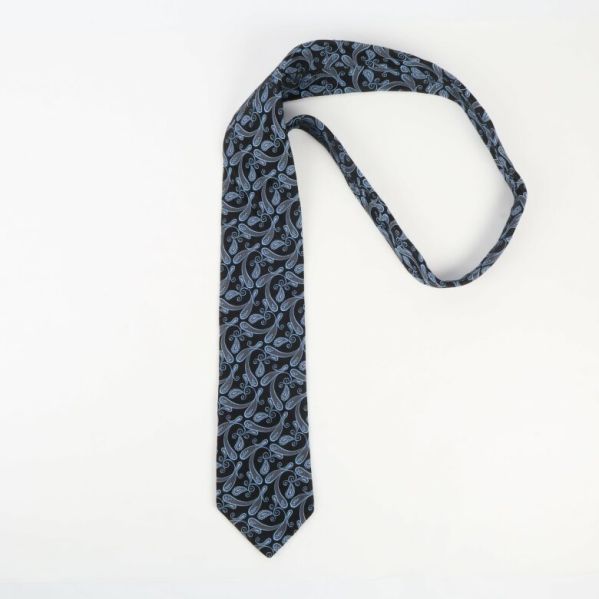 Sidenslips med paisley Paisleymönstrad slips lagd platt