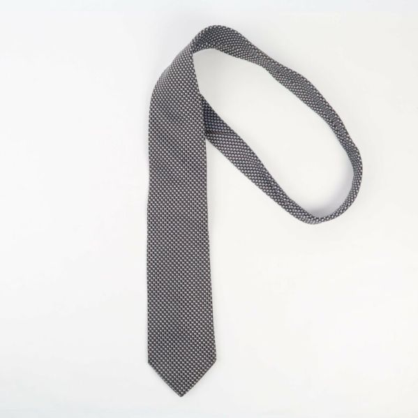 Slips med grafiskt mönster Slips i brunt med grafiska detaljer