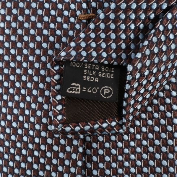 Material: 100% siden Närbild av slipsens etikett, 100% siden