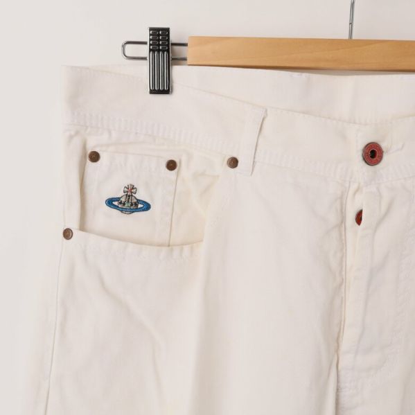 Vita jeans framifrån med broderi